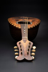 mandolino su sfondo nero. Strumento musicale. Primo piano