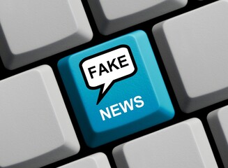 Fake News online - Blaue Computer Tastatur