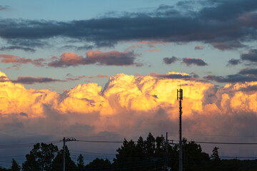 Naklejka premium 夕日を浴びて光り輝く雲