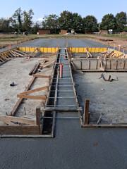 Cantiere edile per formazione di platea e travi di fondazione in cemento armato