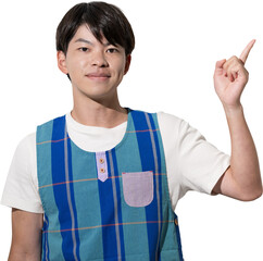 エプロンを着て指差しのポイントポーズをする男性　保育士・介護士などのイメージ　背景透明