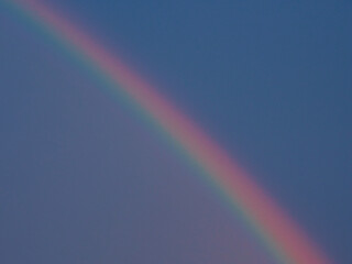 Der Regenbogen bei Sonnenaufgang