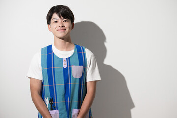 エプロンを着る男性　保育士・介護士などのイメージ