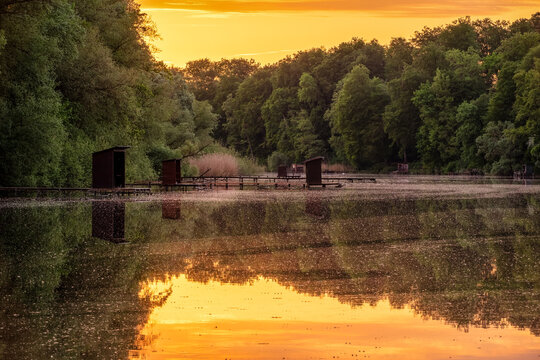 Anglerh&uuml;tten an den Altrheinarmen in Jockgrim beim Sonnenuntergang