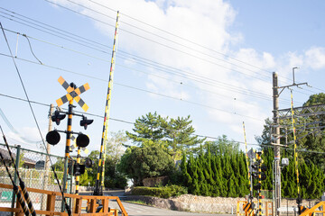 鉄道の踏切と青空。日本の風景