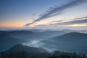 Aussicht vom Luitpoldturm auf den Novemberwald im Pfälzerwald bei Sonnenaufgang mit Nebel in den Tälern