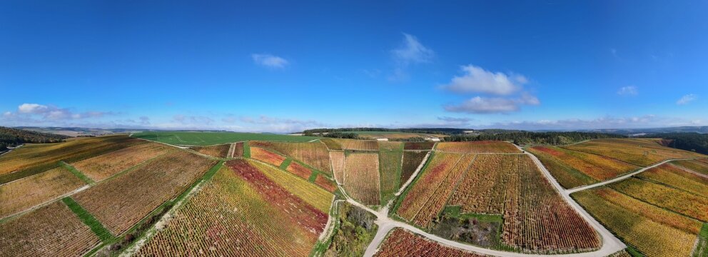 vue a&eacute;rienne et panoramique des c&ocirc;teaux des Riceys, le plus grand terroir de toute la Champagne, 866 hectares de vignes, class&eacute; au patrimoine mondial de l&rsquo;UNESCO. Les vignes multicolores en automne.
