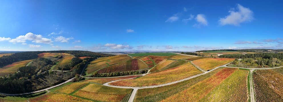 vue a&eacute;rienne et panoramique des c&ocirc;teaux des Riceys, le plus grand terroir de toute la Champagne, 866 hectares de vignes, class&eacute; au patrimoine mondial de l&rsquo;UNESCO. Les vignes multicolores en automne.