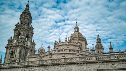 Fototapeta premium Vista de la catedral gótica y barroca de Santiago de Compostela desde la plaza de Quintana, España