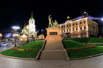 Fototapeta premium Minin and Pozharsky Monument at Kremlin Base Night