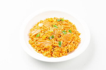  쌀밥에 김치, 야채 따위를 잘게 썰어 넣고 기름에 볶아 만든 밥.
Rice made by adding finely chopped kimchi, vegetables, etc. to rice and frying it in oil.
