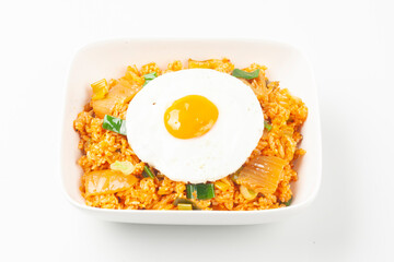  쌀밥에 김치, 야채 따위를 잘게 썰어 넣고 기름에 볶아 만든 밥.
Rice made by adding finely chopped kimchi, vegetables, etc. to rice and frying it in oil.
