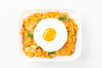 쌀밥에 김치, 야채 따위를 잘게 썰어 넣고 기름에 볶아 만든 밥.
Rice made by adding finely chopped kimchi, vegetables, etc. to rice and frying it in oil.
