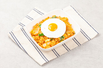  쌀밥에 김치, 야채 따위를 잘게 썰어 넣고 기름에 볶아 만든 밥.
Rice made by adding finely chopped kimchi, vegetables, etc. to rice and frying it in oil.
