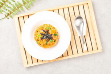  쌀밥에 김치, 야채 따위를 잘게 썰어 넣고 기름에 볶아 만든 밥.
Rice made by...