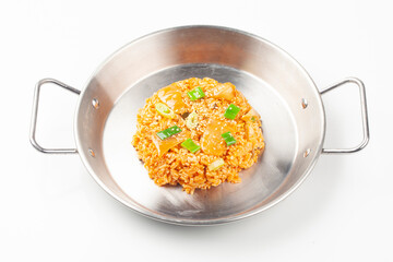  쌀밥에 김치, 야채 따위를 잘게 썰어 넣고 기름에 볶아 만든 밥.
Rice made by adding finely chopped kimchi, vegetables, etc. to rice and frying it in oil.
