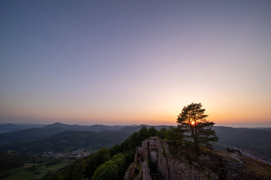 Burgruine Neuscharfeneck in Ramberg bei Sonnenuntergang im Pf&auml;lzerwald