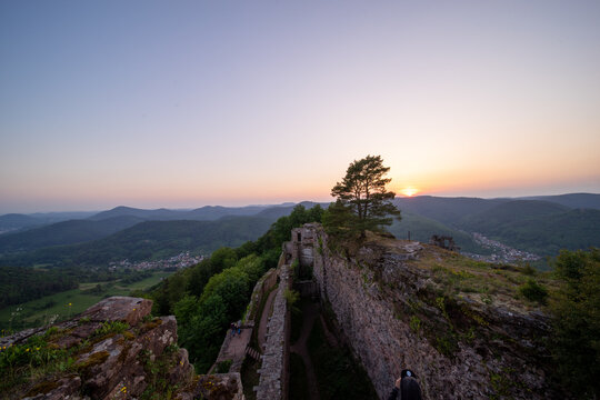 Burgruine Neuscharfeneck in Ramberg bei Sonnenuntergang im Pf&auml;lzerwald