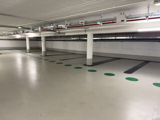 Leeres Parkhaus mit vielen Stellplätzen