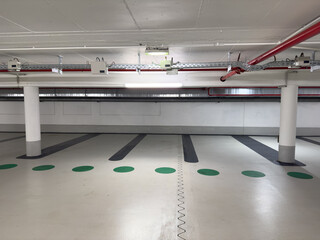 Leeres Parkhaus mit vielen Stellplätzen