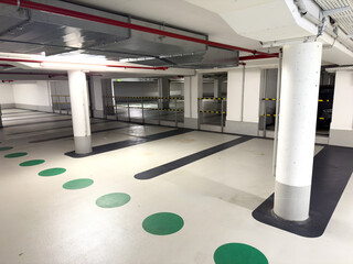 Leeres Parkhaus mit vielen Stellplätzen