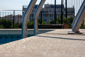 Swimming pool ladder