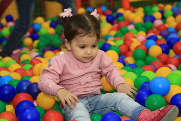 Obraz premium little girl playing with toys