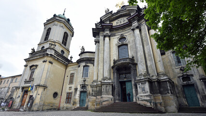 Obraz premium Lviv, Ukraine, 15.05.2023. The Dominican Church or Church of the Holy Eucharist in the central part of Lviv. catholic church. European city. beautiful old building. Editorial