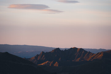 Obraz premium Alpenglow Sunrise on Mountain Peaks from Isthmus Peak, Wanaka, New Zealand