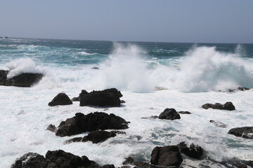 春の佐渡島。戸地の海。荒波の海岸。