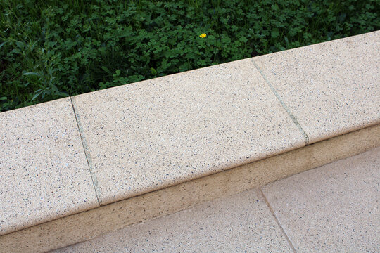 Dalle, couvertine b&eacute;ton gravillonn&eacute; ton pierre, margelle dessus de mur