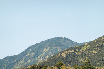 晴天の空と新緑が美しい日本の山の風景