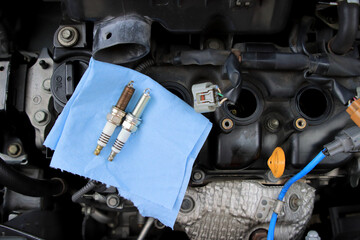 自動車の新品のスパークプラグと使用したスパークプラグ