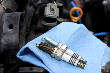自動車の新品のスパークプラグと使用したスパークプラグ