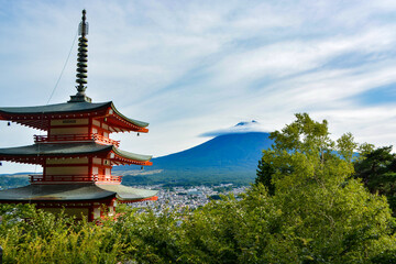 Obraz premium Chureito pagoda and Fuji mountain in autumn, Japan.