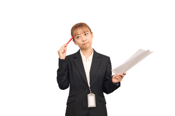 資料を持って悩む女性