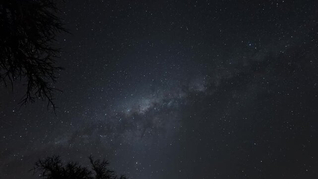 La luz zodiacal es una banda d&eacute;bil de luz, de forma casi triangular, que puede apreciarse en el cielo nocturno extendi&eacute;ndose a lo largo del plano de la ecl&iacute;ptica donde se encuentran las constelaciones