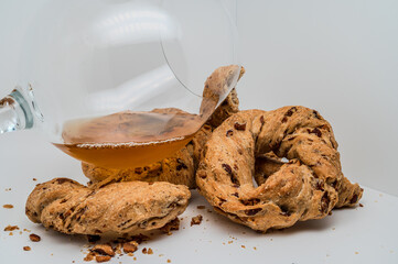 These taralli with lard and pepper are irresistible and also very simple to prepare. One bite, close your eyes and you'll feel like you're in Naples.