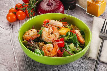 Salad with prawn and quinoa