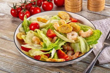Caesar salad with prawn and romano