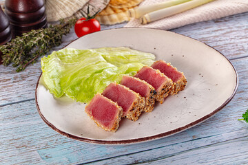 Tuna tataki roasted and raw