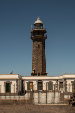 Faro de La Restinga sobre el paisaje volc&aacute;nico de El Hierro