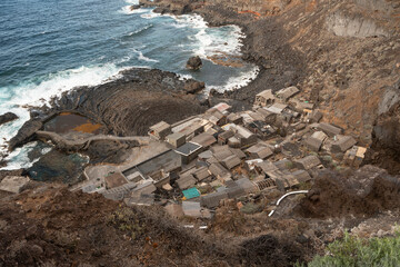 Casas de piedra y piscinas naturales en el Pozo de las Calcosas, isla de El Hierro