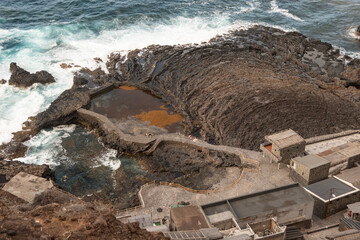 Casas de piedra y piscinas naturales en el Pozo de las Calcosas, isla de El Hierro