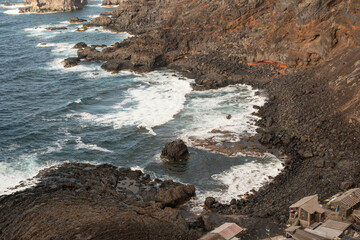 Casas de piedra y piscinas naturales en el Pozo de las Calcosas, isla de El Hierro