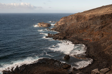Casas de piedra y piscinas naturales en el Pozo de las Calcosas, isla de El Hierro