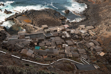 Casas de piedra y piscinas naturales en el Pozo de las Calcosas, isla de El Hierro