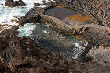Casas de piedra y piscinas naturales en el Pozo de las Calcosas, isla de El Hierro