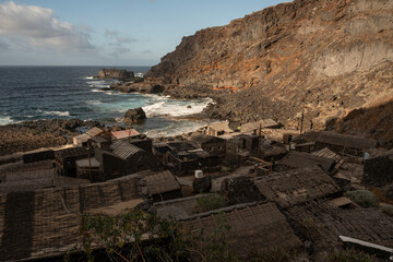 Casas de piedra y piscinas naturales en el Pozo de las Calcosas, isla de El Hierro