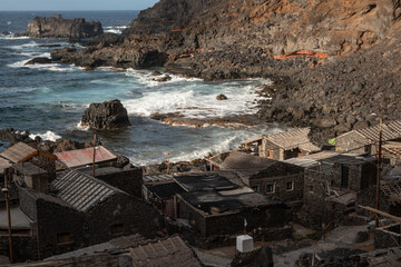 Casas de piedra y piscinas naturales en el Pozo de las Calcosas, isla de El Hierro